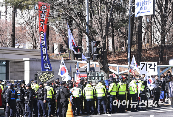 내란 우두머리 혐의로 기소된 윤석열 전 대통령의 1심 선고가 열리는 19일 서울중앙지법 일대에서 무죄 촉구 집회가 열리고 있다. [사진=곽영래 기자]