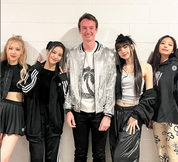 그룹 블랙핑크 리사가 25일 오후 해외일정을 위해 미국 뉴욕 출국을 앞두고 인천국제공항 출국장에 들어서고 있다. [사진=정소희 기자]