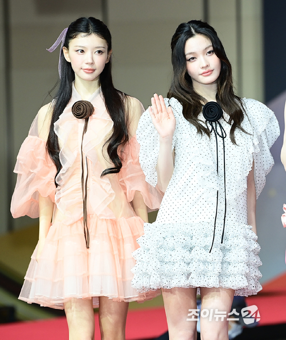 그룹 아일릿(ILLIT)이 25일 오후 인천광역시 중구 운서동 인스파이어 아레나에서 열린 '2025 SBS 가요대전' 레드카펫 행사에 참석하고 있다. [사진=정소희 기자]