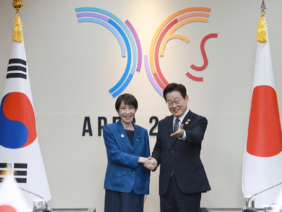 이재명 대통령이 30일 경북 경주 APEC 정상회의장에서 열린 한일 정상회담에서 다카이치 사나에 일본 총리와 기념촬영 후 자리를 안내하고 있다. 2025.10.30 [대통령실통신사진기자단] [사진=연합뉴스]