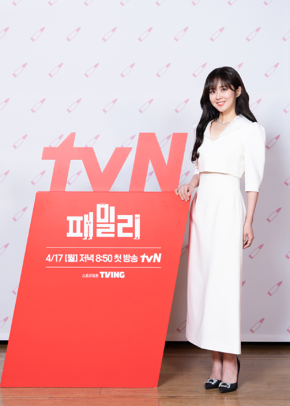 배우 장나라가 12일 온라인으로 진행된 tvN 새 월화드라마 '패밀리' 제작발표회에 참석해 포즈를 취하고 있다. [사진=tvN]