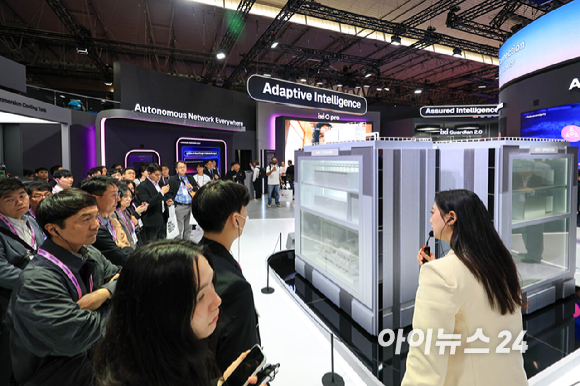 2일(현지시간) 스페인 바르셀로나 피라 그란 비아 전시장에서 열린 '모바일 월드 콩그레스(MWC)2026'에서 LG유플러스 부스를 찾은 참가자들이 AI 체험을 하고 있다. 2026.03.02. [사진=바르셀로나=사진공동취재단]