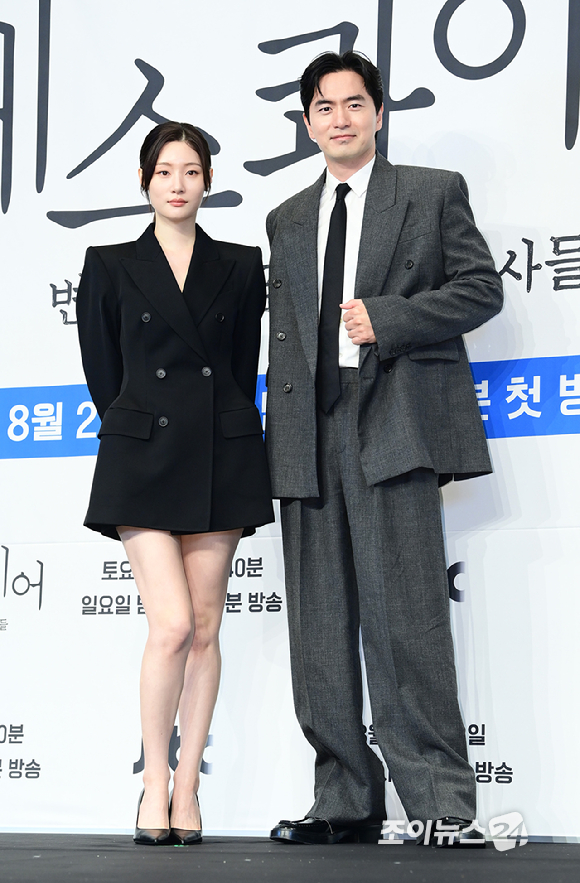 배우 정채연과 이진욱이 31일 오후 서울 구로구 더링크서울 트리뷰트 포트폴리오 호텔에서 열린 JTBC 새 토일드라마 '에스콰이어: 변호사를 꿈꾸는 변호사들' 제작발표회에 참석하고 있다. [사진=정소희 기자]