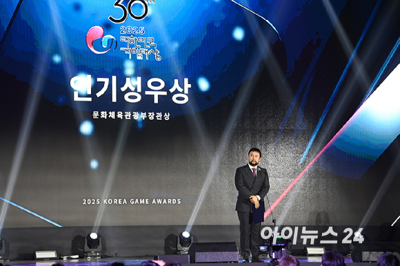 인기성우상을 수상한 성우 이현이 12일 오후 부산 해운대구 벡스코에서 열린 '2025 대한민국 게임대상'에서 소감을 전하고 있다. [사진=곽영래 기자]