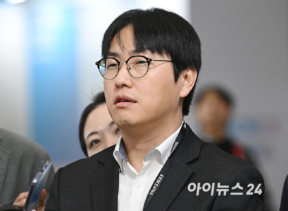 하정우 국가AI전략위원회 부위원장이 14일 서울 강남구 코엑스에서 열린 '제28회 반도체대전'(SEDEX 2026)에서 취재진의 질문에 답변하고 있다. [사진=곽영래 기자]