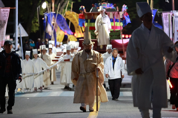 배우 박지훈과 유해진이 영화 '왕과 사는 남자'에서 열연하고 있다. [사진=(주)쇼박스]