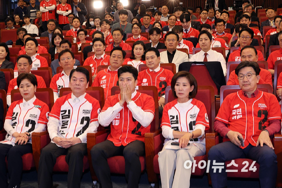 김용태 국민의힘 비상대책위원장과 권성동 원내대표를 비롯한 공동선거대책위원장들이 3일 오후 서울 여의도 국회 도서관에 마련된 제21대 대통령선거 개표상황실에서 개표 방송을 시청하고 있다. [사진=정소희 기자]