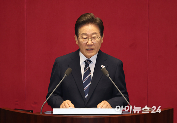 이재명 대통령이 26일 오전 서울 여의도 국회에서 열린 제426회국회(임시회) 제2차 본회의에서 2025년도 제2회 추가경정예산안에 대한 정부의 시정연설을 하고 있다. [사진=국회사진기자단]