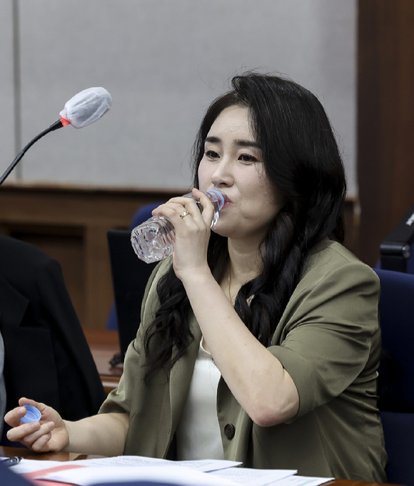 윤석열 전 대통령 법률대리인단인 김계리 변호사가 26일 서울 서초구 서울중앙지방법원에서 열린 윤 전 대통령에 대한 '특수공무 집행 방해, 직권남용 권리행사 방해 혐의' 첫 재판에 출석해 있다. [사진=사진공동취재단]