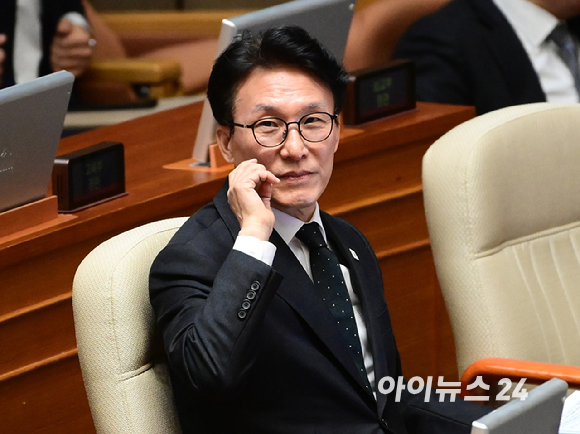 김민석 국무총리가 10일 오후 서울 여의도 국회에서 열린 제432회국회(임시회) 제5차 본회의 경제 분야 대정부질문에서 김태년 더불어민주 의원 질문에 답변하고 있다. [사진=정소희 기자]