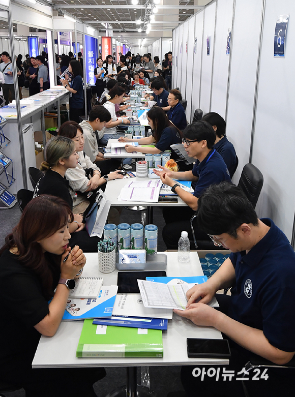 23일 서울 강남구 코엑스에서 열린 2027학년도 수시 대학입학정보박람회에서 학부모&middot;학생들이 상담을 받고 있다. [사진=곽영래 기자]