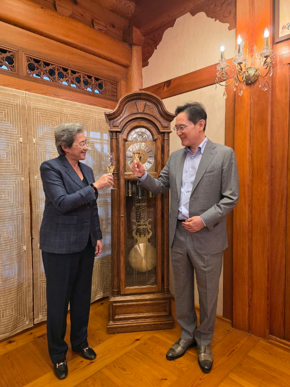 이재용 회장이 18일 서울 이태원동 승지원에서 리사 수 AMD 최고경영자(CEO)와 만찬에 앞서 술잔을 들고 기념 촬영하고 있다. [사진=삼성전자]