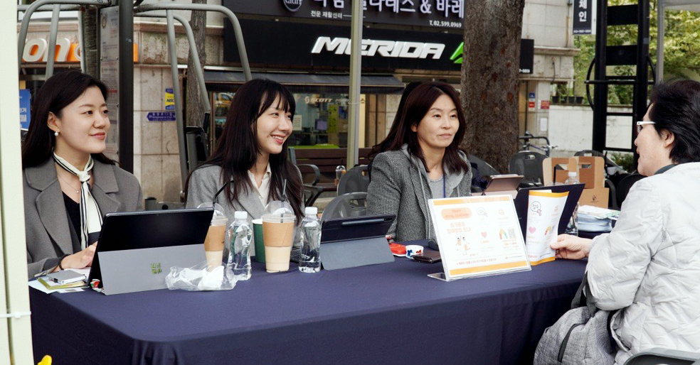 (왼쪽부터) 손다은⋅정호정⋅정유진 대륙아주 변호사들이 21일 서초구 복지박람회를 찾은 주민들에게 법률상담을 하고 있다. [사진=법무법인 대륙아주]