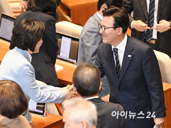 김민석 더불어민주당 대표가 7일 서울 여의도 국회에서 열린 제439회국회(정기회) 제3차 본회의에서 교섭단체 대표연설을 마친 뒤 의원들과 악수를 하고 있다. [사진=곽영래 기자]