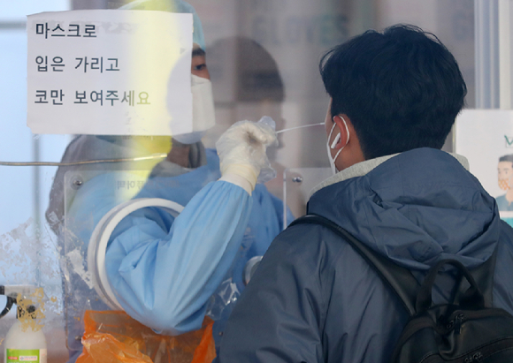 서울 중구 서울역 광장에 마련된 코로나19 임시선별검사소에서 한 시민이 검사를 받고 있다. [사진=뉴시스]
