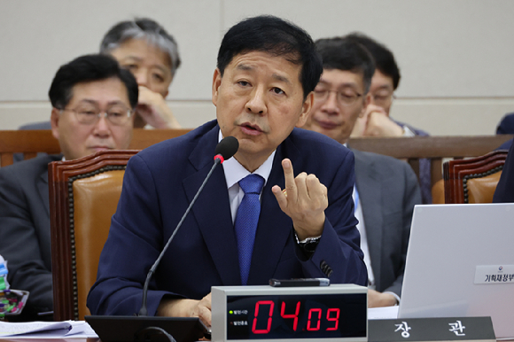 6일 서울 여의도 국회에서 열린 산업통상자원중소벤처기업위원회 전체회의에서 김정관 산업통상자원부 장관이 의원 질의에 답하고 있다. [사진=연합뉴스]