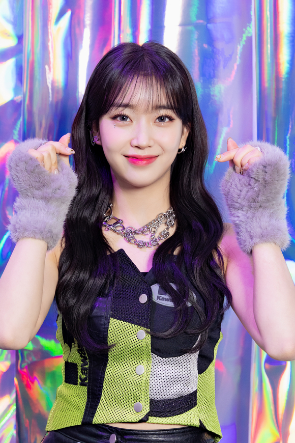 그룹 스테이씨(STAYC) 수민이 21일 온라인으로 진행된 스테이씨 미니 2집 'YOUNG-LUV.COM' 발매 기념 미디어쇼케이스에 참석해 포즈를 취하고 있다. [사진=하이업엔터테인먼트]