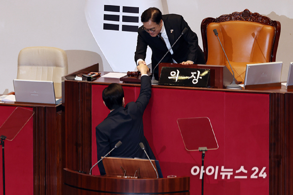 이재명 대통령이 4일 서울 여의도 국회에서 열린 본회의에서 2026년도 예산안에 대한 정부의 시정연설을 마친 뒤 우원식 국회의장과 악수를 하고 있다. [사진=국회사진기자단]