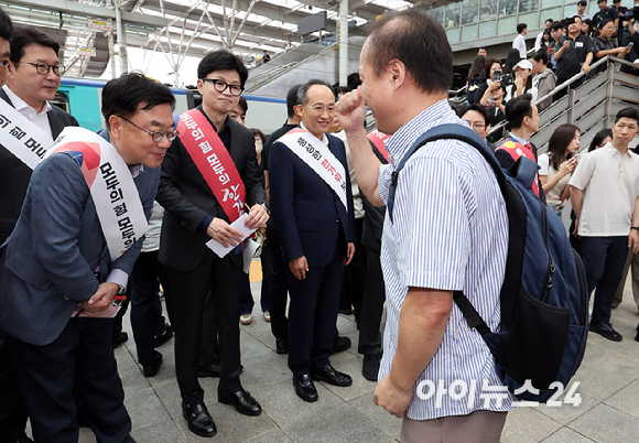 추석연휴가 시작되는 13일 오전 국민의힘 한동훈 대표, 추경호 원내대표 등 지도부가 서울역에서 귀성객에게 인사를 하고 있다. [사진=정소희 기자]