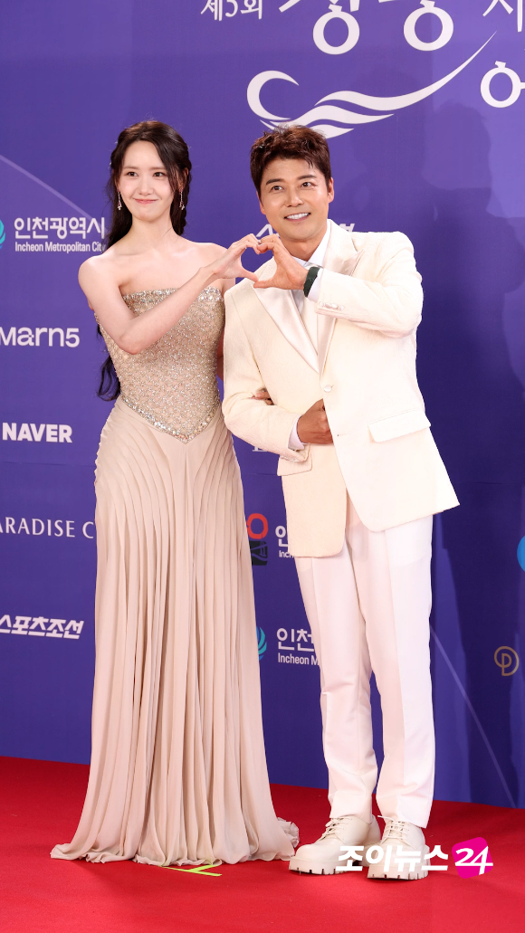 그룹 소녀시대 윤아, 방송인 전현무가 31일 오후 인천시 영종구 운서동 파라다이스시티에서 열린 제5회 청룡시리즈어워즈 레드카펫 행사에 참석하고 있다. [사진=문수지 기자]