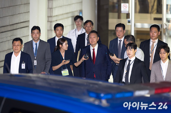 12·3 비상계엄과 관련해 특검의 수사를 받는 윤석열 전 대통령이 지난 9일 서울 서초구 서울중앙지법에서 열린 영장실질심사에 취재진의 질문을 받으며 출석하고 있다. [사진=연합뉴스]