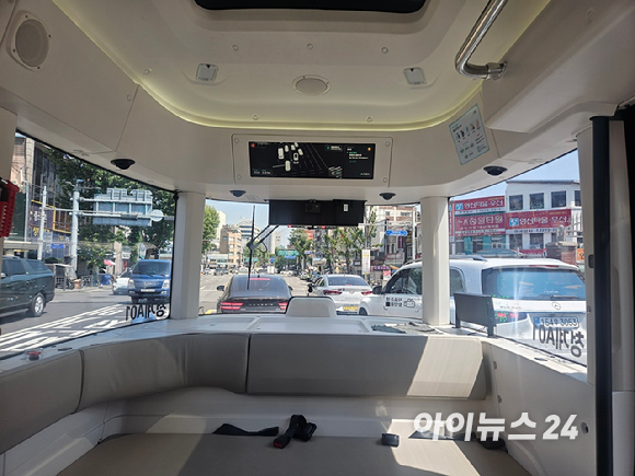 자율주행 셔틀 '로이(ROii)' 내부는 운전대(핸들) 없이 구성됐다. [사진=설재윤 기자]