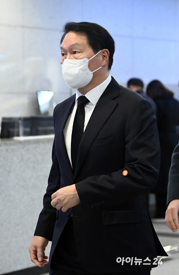 최태원 대한상공회의소 회장(SK그룹 회장)이 12일 서울 아산병원 장례식장에 차려진 구자홍 LS그룹 초대 회장(현 LS니꼬동제련 회장) 빈소에 조문을 위해 입장하고 있다. [사진=정소희 기자]
