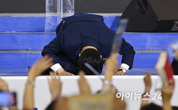 김민석 더불어민주당 신임 당 대표가 17일 대전 컨벤션센터에서 열린 제3회 더불어민주당 정기 전국당원대회에서 당 대표로 선출된 뒤 당원들에게 절을 하고 있다. [사진=곽영래 기자]