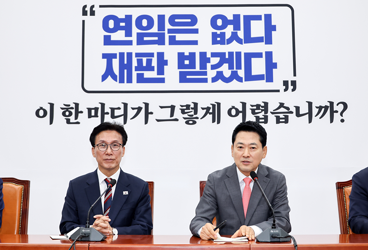 더불어민주당 김민석 대표가 24일 국회에서 취임 인사차 국민의힘 장동혁 대표를 만나 악수한 뒤 자리로 이동하고 있다. 2026.8.24 [사진=연합뉴스]