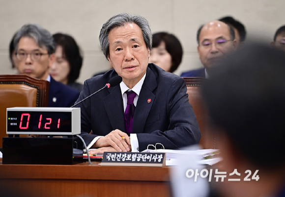 정기석 국민건강보험공단 이사장이 16일 서울 여의도 국회에서 열린 보건복지위원회의 국민건강보험공단, 건강보험심사평가원에 대한 국정감사에서 의원 질문에 답변하고 있다. [사진=곽영래 기자]