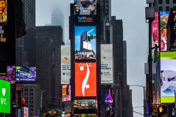 삼성전자가 미국 뉴욕 타임스스퀘어에서 '비스포크 AI 패밀리허브' 냉장고 영상으로 선보이고 있는 옥외광고. [사진=삼성전자]