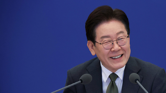 이재명 대통령이 14일 청와대에서 열린 국무회의 겸 비상경제점검회의에서 웃으며 발언하고 있다. 2026.4.14 [사진=연합뉴스]