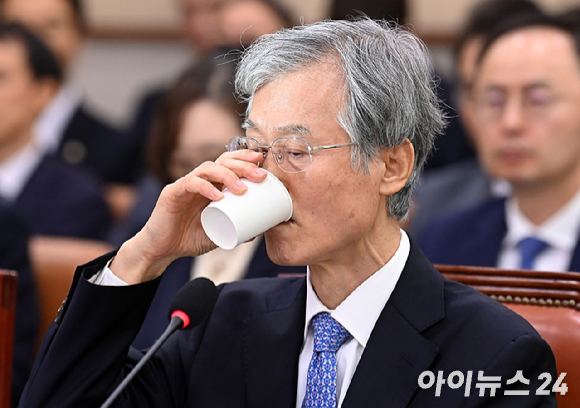 조희대 대법원장이 6일 서울 여의도 국회에서 열린 국회 법제사법위원회의 대법원 등 국정감사에서 물을 마시고 있다. [사진=곽영래 기자]