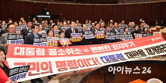 국민의힘 장동혁 대표와 송언석 원내대표 등 의원들이 6일 서울 여의도 국회에서 열린 의원총회에서 대통령 죄 지우기 특검 규탄 구호를 외치고 있다. [사진=곽영래 기자]