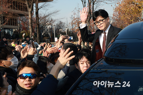 당대표 사퇴 의사를 밝힌 한동훈 국민의힘 대표가 16일 오전 서울 여의도 국회를 나서며 지지자들과 대화를 하고 있다. [사진=곽영래 기자]