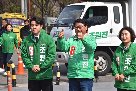 조원진 후보 부부가 지지를 호소하고 있다. [사진=조원진 후보 사무실]