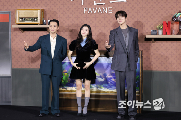 배우 변요한, 고아성, 문상민이 12일 오전 서울 강남구 삼성동 메가박스 코엑스점에서 열린 넷플릭스 영화 '파반느'(감독 이종필) 제작보고회에 참석해 포즈를 취하고 있다. [사진=문수지 기자]