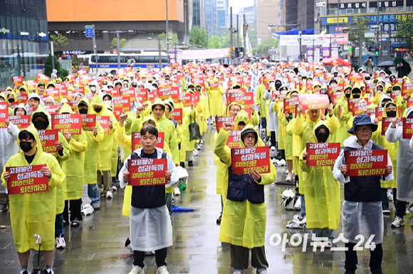 카카오 노조가 20일 경기도 성남시 분당구 판교역 광장에서 카카오지회 임단협 승리 결의대회를 진행하고 있다. [사진=정소희 기자]