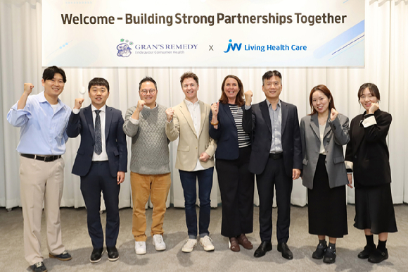 엔데버헬스컨슈머리미티드 벤저민 컬 마케팅 총괄(사진 왼쪽 네번째부터)와 켈리 뒤 프리즈 글로벌 주요 거래처 담당 매니저, 윤성훈 JW생활건강 유통전략사업본부장 등 임직원이 기념촬영을 하고 있다. [사진=JW생활건강 제공]