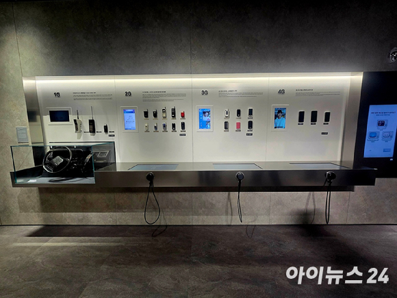22일 오전 KT 광화문 웨스트 사옥 내 체험형 전시관인 'KT 온마루'에 대한민국 최초의 전신주 모형이 전시돼 있다. [사진=안세준 기자]