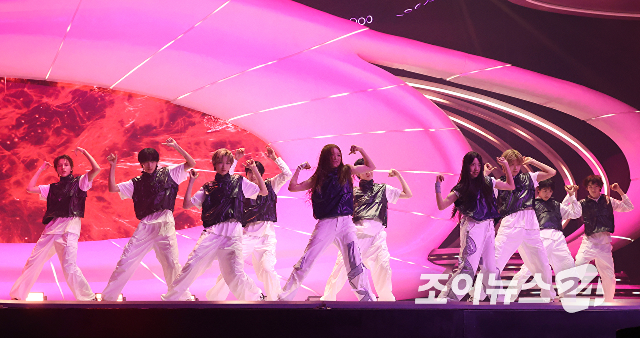 그룹 A2O 소울, A2O 라이트 멤버들이 12일 오후 경기도 고양시 일산 킨텍스에서 진행된 A2O 소울(A2O SOUL)&middot;A2O 라이트(A2O LITE)의 데뷔쇼 '웰컴 투 소울라이트 프롬 A2O 소울 A2O 라이트(WELCOME TO SOULITE From A2O SOUL A2O LITE)' 행사에 참석해 열띤 무대를 펼치고 있다. [사진=문수지 기자]