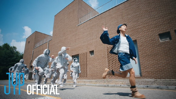 장우영, 꼬리 무는 걱정 추격전…우왕좌왕 잡념 담은 &apos;Think Too Much&apos;