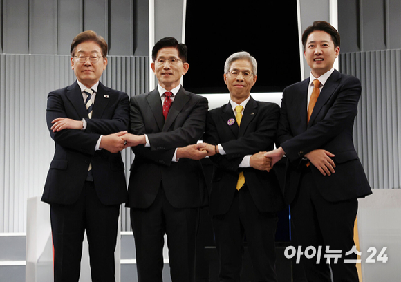 더불어민주당 이재명&middot;국민의힘 김문수&middot;개혁신당 이준석&middot;민주노동당 권영국 대선후보가 23일 서울 여의도 KBS 스튜디오에서 열린 제21대 대선 2차 후보자 토론회를 준비하고 있다. 2025.5.23 [국회사진기자단] [사진=연합뉴스]