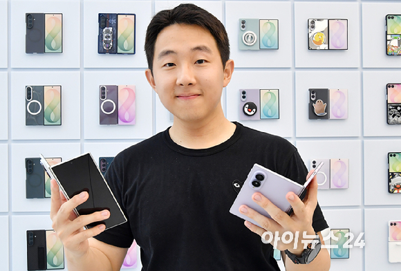 4일 오전 서울 삼성 강남에서 진행한 갤럭시 Z 폴드8, 폴드8 울트라, 플립8 개통행사에서 1호 고객 김세환 씨가 기념촬영을 하고 있다. [사진=곽영래 기자]