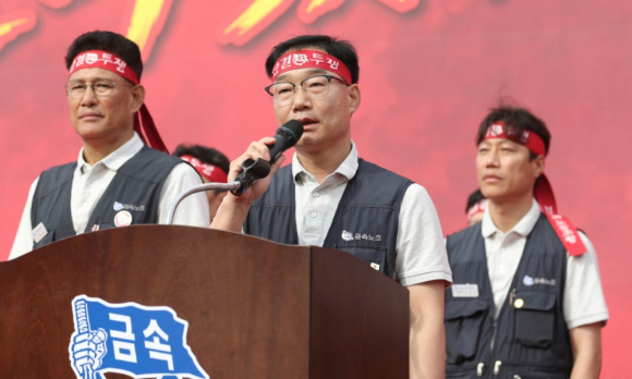 이종철 현대차 노조 지부장이 30일 현대차 울산공장에서 가진 2026년 단체교섭 투쟁 승리를 위한 중앙쟁의대책위원회 출범식 및 전조합원 결의대회에서 투쟁사를 하고 있다. [사진=현대차노조]