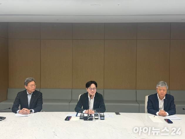 김정관 산업부 장관이 중동 전쟁 관련 경제 단체 간담회에 앞서 모두 발언을 하고 있다. [사진=황세웅 기자]