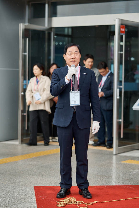 23일 평창올림픽플라자에서 열린 IBSF(국제봅슬레이스켈레톤연맹) 아카데미 개소식 현판 제막식에서 참석자들이 기념촬영을 하고 있다. [사진=2018평창기념재단]