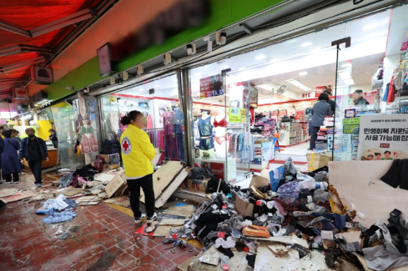 21명의 사상자가 발생한 '부천 제일시장 트럭 돌진 사고'의 운전자가 당시 브레이크가 아닌 가속페달을 밟은 것으로 확인됐다. 사진은 사고 현장. [사진=연합뉴스]