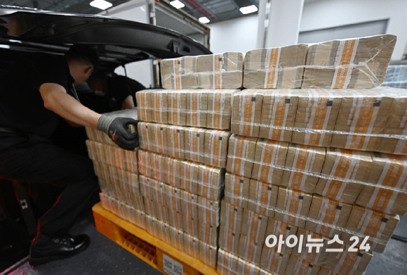 5일 서울 중구 한국은행 화폐수납장에서 관계자들이 추석 화폐 공급을 하고 있다 [사진=사진공동취재단]