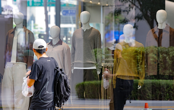 서울 명동 거리의 한 옷가게에 가을 옷이 진열되어 있다. [사진=연합뉴스]